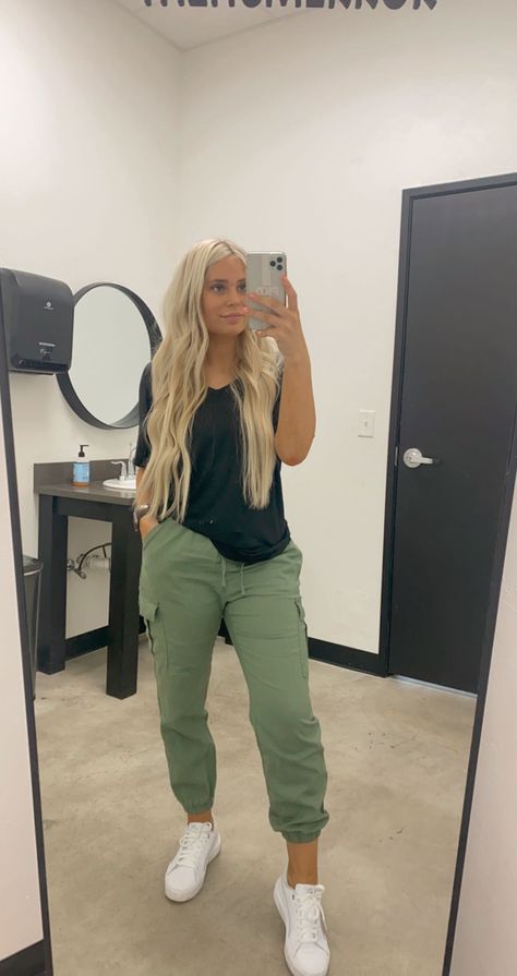 Leggings Outfit Hairstylist, Occupational Therapy Attire Work Outfits, Comfy Hair Stylist Outfit, Comfy Sneakers Outfit, Casual Salon Work Outfit, Cosmetologist Outfit Summer, Cosmetology Outfits Ideas Summer, Cute Outfits Hairstylist, Comfy Work Outfit Summer Casual