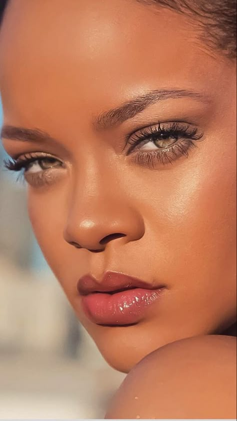 Rhianna Makeup, Rihanna Face, Rihanna Makeup, Celebrity Yearbook Photos, Rihanna Love, Celebrity Yearbook, Mode Rihanna, Rihanna Looks, Rihanna Photos