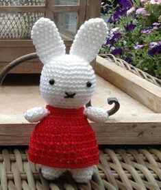 Een gratis Nederlands haakpatroon van een Nijntje met een mooi jurkje. Wil jij Nijntje ook haken? Lees dan verder over het patroon op Haakinformatie.nl. Haakpatroon Nijntje. Crochet Geek, Crochet Baby Toys, Crochet Rabbit, Haken Baby, Easter Crochet, Crochet Bunny, Love Crochet, Crochet For Kids, Knitted Toys