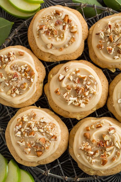 Caramel Apple Cookie - they taste just like caramel apples but in soft cookie form! DELICIOUS! Caramel Apple Cookies, Fall Cookie Recipes, Apple Cookies, Fall Cookies, Cooking Classy, Caramel Apple, Fall Desserts, Sweets Desserts, Yummy Cookies