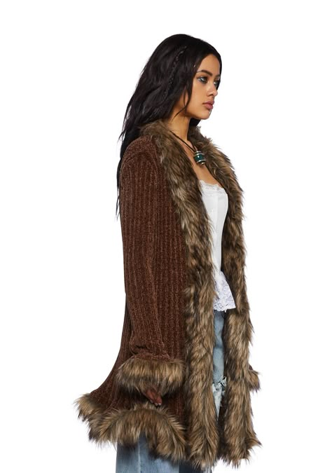 Faux Fur Trim Cardigan, Long Coat With Fur Trim, Southwest Winter Outfit, Italian Style Women Winter, Bold Chic Fashion, Autumn Wardrobe 2024, Fall Fairycore Outfits, Gen Z Winter Fashion, Luxury Streetwear Aesthetic