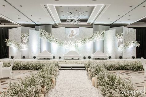 Kek Kahwin, Indoor Wedding Decorations, Nikah Decor, Reception Stage Decor, Wedding Stage Backdrop, Wedding Stage Decor, Indoor Wedding Receptions, Wedding Background Decoration, Minimalist Wedding Decor