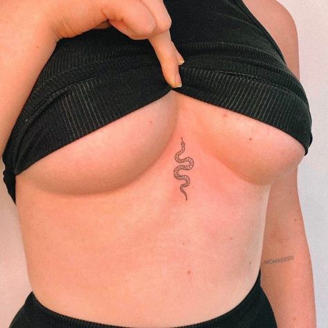 Snake Tattoo Between Breast Women, Snake Tattoo Between Breast, Middle Breast Tattoo, Tatuagem Percy Jackson, Middle Chest Tattoo Female, Tattoo Between Breast, Elegance Tattoo, Belly Button Tattoo, Ankle Tat