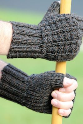 Knitting Gloves Pattern, Fingerless Gloves Knitted Pattern, Glove Pattern, Knitted Mittens, Gloves Pattern, Fingerless Mitts, Crochet Fingerless Gloves, Knitting Needles Sizes, Fingerless Gloves Knitted