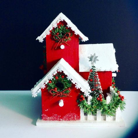 House With Snow, Holiday Birdhouses, Christmas House Decor, Centerpiece For Christmas, Birdhouse Craft, White Fence, Christmas Houses, Birdhouse Designs, Bird Houses Painted