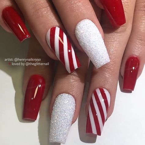 TheGlitterNail 🎀 Get inspired! on Instagram: “🎀🎅⛄ Red, Candy Cane Pattern and White Glitter-Dust on Coffin Nails 👌 • 💅 Nail Artist: @henrynails1990 💝 Follow him for more gorgeous nail…” Christmas Candy Cane Nails, Nail Christmas, December Nails, Candy Cane Nails, Red Christmas Nails, Christmas Gel Nails, Winter Nails Acrylic, Glitter Dust, Nail Candy