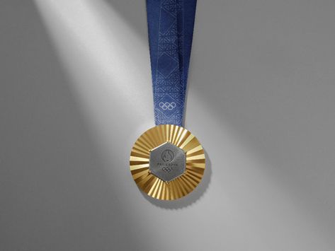 Paris 2024 medals revealed - Team Canada - Official Olympic Team Website Wedding Favors Packaging, Medal Ribbon, Olympics 2024, Olympic Gold Medals, Olympic Medals, French History, Team Canada, Olympic Team, Key Design