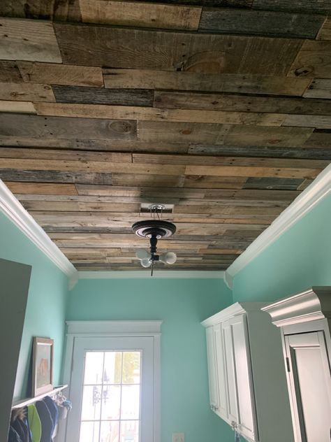 Reclaimed Wood Vaulted Ceiling, Barnwood Ceiling Ideas, Rustic Basement Ceiling, Reclaimed Wood Ceiling Ideas, Pallet Board Ceiling, Low Ceiling Ideas Bedroom, Planking Ceiling, Pallet Ceiling Ideas, Wood Board Ceiling