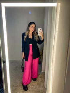 Black And Pink Business Outfit, Pink Trousers Outfit Work Attire, Outfits Con Blazer Fucsia, Fucsia Pants Outfit, Pantalon Rosa Outfit, Outfit Pantalon Rosa, Blazer Rosa Outfit, Black And Pink Outfit Ideas, Look Blazer Rosa