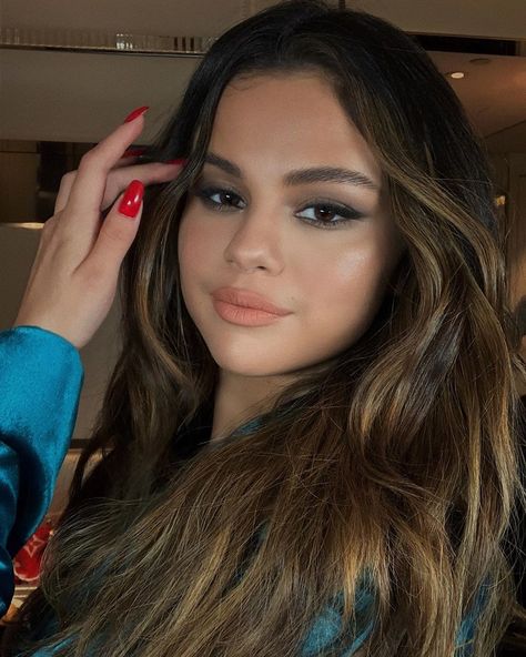 Selena Gomez's Smokey Eye and More of This Week's Best Beauty Looks on Instagram Photos | W Magazine Selena Aesthetic, Winter Hair Trends, Selena Selena, Selena Gomez Makeup, Selena Gomez Hair, Look At Her Now, Selena Gomez Cute, Selena Gomez Style, Selena G