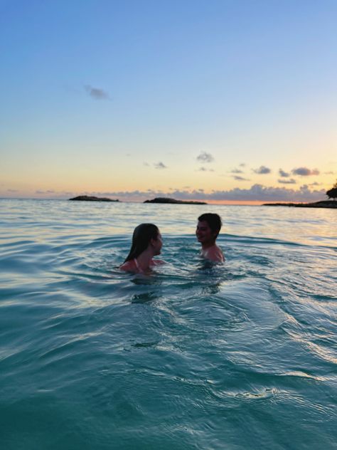 Couples In Vacation, Couple In Ocean Aesthetic, Aesthetic Couple Travel, Hawaii Couples Aesthetic, Vacation Relationship Goals, Couples On Vacation Aesthetic, Couple In Hawaii Aesthetic, Couple Travelling Aesthetic, Australia Couple Aesthetic