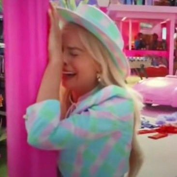 Barbie movie 2023 Margot Robbie crying mood meme - reaction pic - sticker whatsapp Meme Barbie, Barbie Funny, Barbies Pics, Mood Humor, Funny Reaction Pictures, Barbie Movies, Barbie And Ken, Barbie World, Margot Robbie