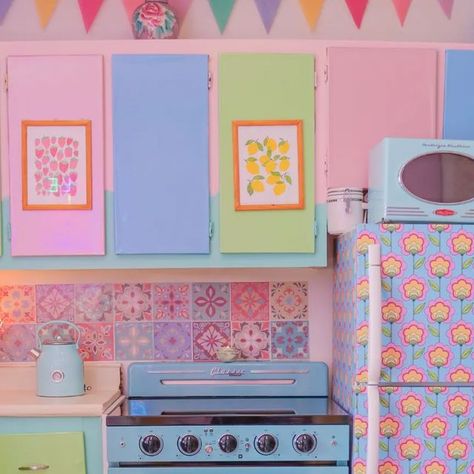 🇮‌NTERIOR 🇪‌CCENTRIC on Instagram: "P a s t e l k i t c h e n ✨💮🌸 Ad| Hello lovelies! Look at the difference this gorgeous range from @uniqueappliancesltd makes in my kitchen 🤩🤩🤩 The second picture is my kitchen before and I'm still in awe at the result 💕 For those of you interested, this colour is called Ocean Mist Turquoise and you can check out @uniqueappliancesltd to see all the other options they have for cute/retro and pastel appliances (link in bio) Have a good one lovely people ✨✌️ • ({i}) nterior ({e})ccentric • By @thepinkbohemian 🌸 ✨ ✨ #interioreccentric #ColourfulDecorChallenge . . . #kleurrijkwonen #wohnzimmer #woondecoratie #pinkaesthetic #wooninspiratie #pinkkitchen #picoftheday #photooftheday #pinkpinkpink #pinkhome #pinkhomedecor #pastelhome #pastelaestheti Pastel Kitchen Backsplash, Pastel Appliances, Danish Kitchen, Multicolor Kitchen, Mint Kitchen, Pastel Danish, Colorful House, Brighton Houses, Pastel Kitchen