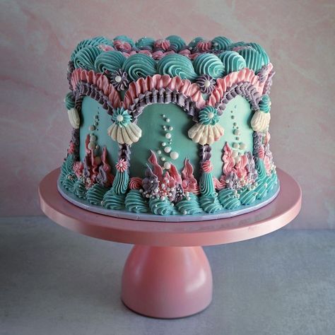 Are mermaids off topic yet? Regardless here’s a frilly mermaid themed lambeth cake for you. 🐚 Inside was funfetti cake with vanilla… | Instagram Goth Cakes, Lambeth Cake, Cottagecore Recipes, Bolo Vintage, Fake Cakes, Vintage Birthday Cakes, Vintage Cakes, 3d Cakes, Simple Birthday Cake