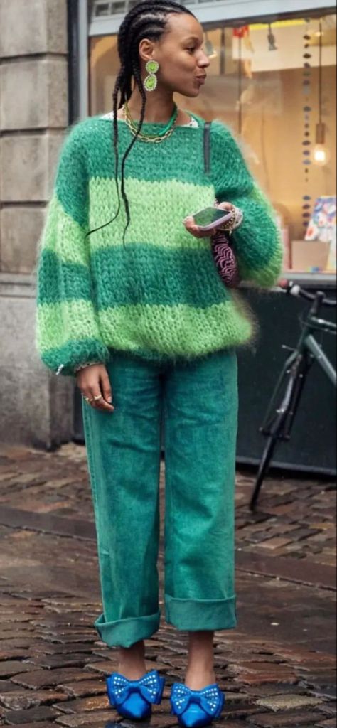 La Street Style 2023, Knitwear Street Style, Knitted Street Style, Street Style Hoodie, Sweater Street Style, La Street Style, Street Style 2023, Winter Street Style, Winter Pins