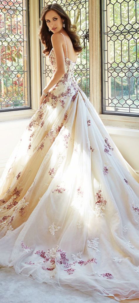 Sophia Tolli Fall 2014 Bridal Collection Baju Kahwin, Sophia Tolli, Floral Wedding Dress, Sophisticated Bride, A Wedding Dress, Stil Inspiration, Moda Vintage, Gorgeous Gowns, Beautiful Wedding Dresses