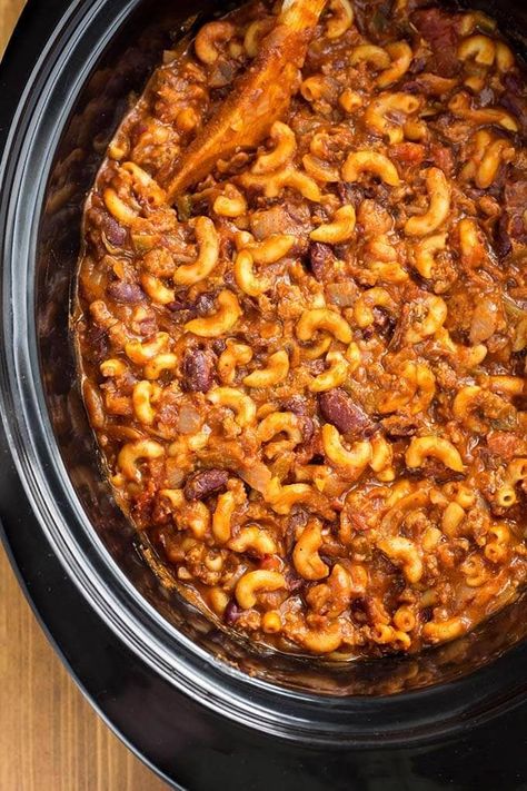 Slow Cooker Chili Mac Crockpot Chili Mac, Chili Macaroni Recipe, Chili Mac Crockpot, Slow Cooker Chili Mac, Ground Beef Crockpot Recipes, Simply Happy Foodie, Chili Mac Recipe, Chili Mac And Cheese, Slow Cooker Pasta