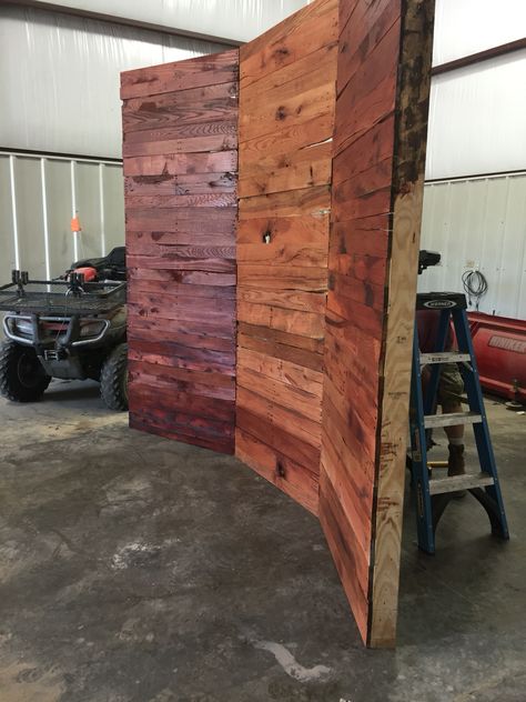 Pallet wedding back drop More Wedding Wood Backdrop, Pallet Backdrop Wedding, Wood Pallet Backdrop, Wood Backdrop Wedding, Prom Background, Head Table Wedding Backdrop, Market Setup, Pallet Backdrop, Diy Pallet Wall