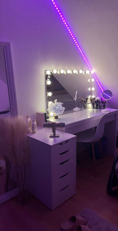 Tiktok Room Aesthetic, Make Up Desk, Tiktok Bedroom, Tiktok Room, Hypebeast Room, Dream Bedroom Inspiration, Luxury Room Bedroom, Cute Diy Room Decor, Room Redesign