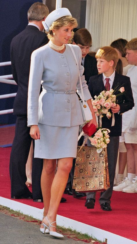 Why Princess Diana’s Fashion Will Never Go Out of Style | Vanity Fair Princess Diana Iconic Outfits, Princess Diana Royal Outfits, Princess Diana Fashion Outfits, Prenses Diana Style, Princes Diana Fashion, Diana Spencer Style, Lady Diana Fashion, Princess Diana Iconic Looks, Royal Style Fashion