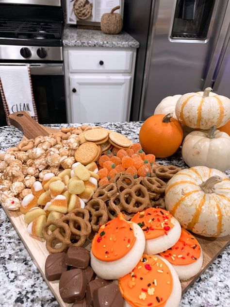 Fall Birthday Charcuterie Board, Fall Dessert Platter Ideas, Fall Family Gathering Food, October Birthday Party Food Ideas, Fall Themed Snack Boards, Fall Donut Bar, Cute Fall Party Foods, Fall Themed Sweets, Thanksgiving Desert Board Ideas