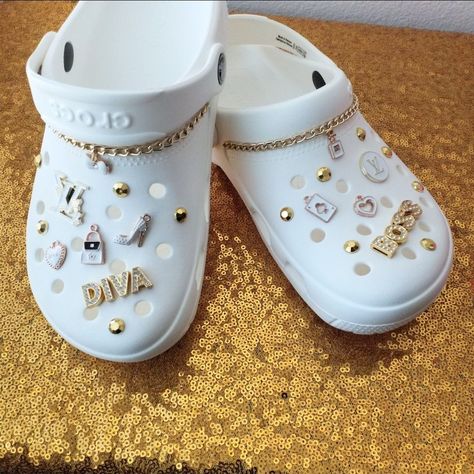 Bling Custom Crocs White Crocs Charms Ideas, White Croc Jibbitz Ideas, White Crocs With Jibbitz, White Bling Crocs, White Crocs Jibbitz Ideas, White Crocs With Charms, White Crocs Outfit, Cute Crocs Shoes, Jibbitz Crocs Ideas