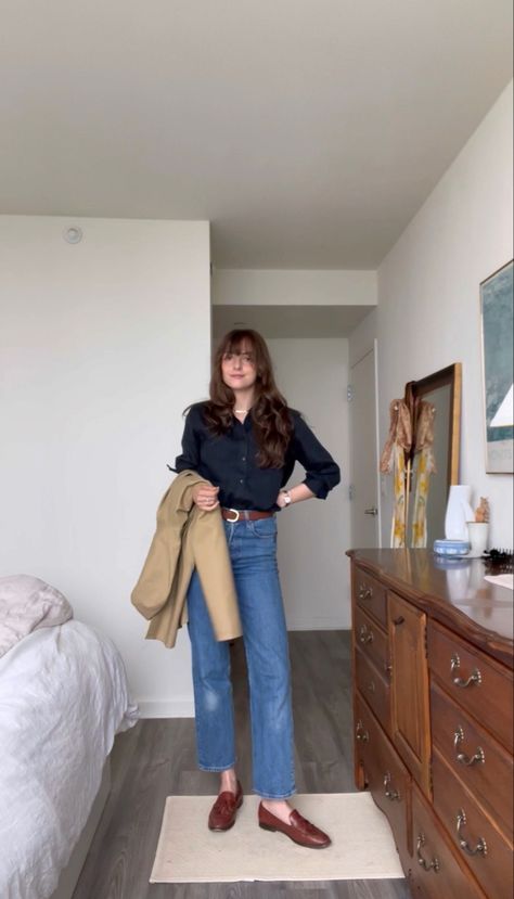 Rainy Day French Outfit, Layering Neutrals Outfit, Rainy Jeans Outfit, Light Layer Outfits, Business Casual French Work Outfits, French Rainy Day Outfit, Rainy Day Jeans Outfit Work, Rain Office Outfit, Rainy Spring Outfit Work