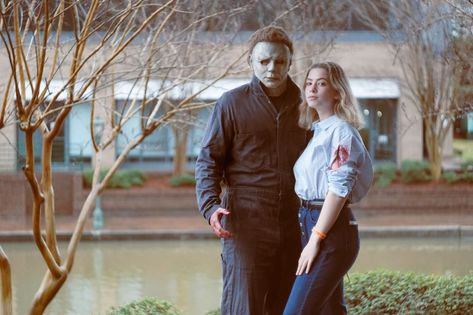 Michael Meyers Couple Costumes, Michael Myers Costume Couple, Michael Myers And Laurie Strode Costumes, Micheal Myers Couple Costume, Michael Myers Couples Costume, Michael Myers Movies, Michael Myers Costume, 80s Aesthetic Wallpaper, Michael Meyer