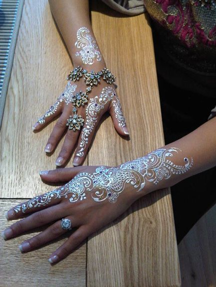 Metallic henna- So, fun for my wedding! Henna Motive, Henne Tattoo, Mama Tattoo, Leg Mehndi, Tato Henna, Legs Mehndi Design, Henna Body Art, Tattoo Henna, White Henna