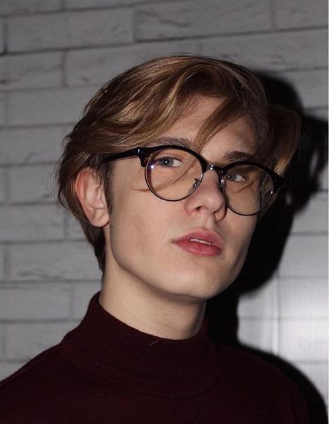 ⎯  ﾟ∙ * ⌞🔮⌝ 𝘱𝘪𝘯𝘵𝘦𝘳𝘦𝘴𝘵 : 𝘱𝘢𝘷𝘭𝘹𝘷𝘦 Portraits With Glasses, Boys With Glasses, Guy With Glasses, Boy With Glasses, Glasses Boy, Boys Glasses, 20 Year Old, Aesthetic Boys, Face Reference