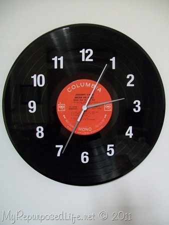 how to make a clock out of an old LP record Vinyl Record Projects, Diy Record, Deco Tv, Vinyl Record Crafts, Record Crafts, Faux Walls, Vinyl Record Clock, Old Records, Record Clock