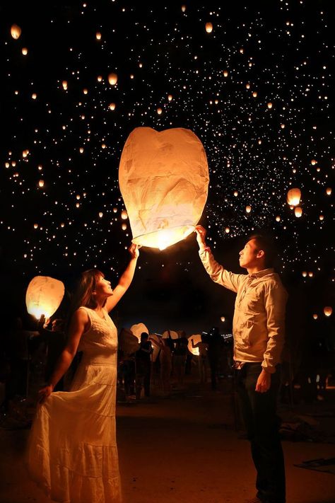 Couple holding up a lantern at the Rise Festival in Las Vegas at Jean Dry Lake Bed Creative Date Night Ideas, Dream Dates, Pre Wedding Shoot Ideas, Las Vegas Photos, Creative Dates, Sky Lanterns, Romantic Couples Photography, Couple Photography Poses, Boxing Day