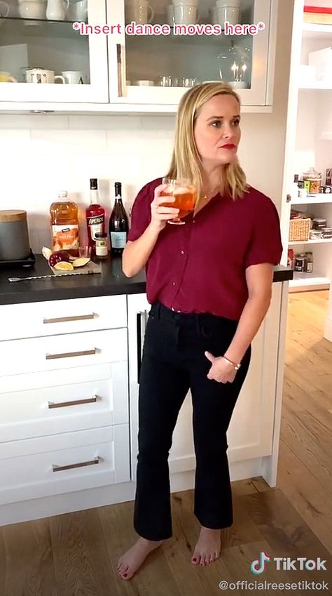 Reese Witherspoon Recipes, Reese Witherspoon Instagram, Popular Summer Drinks, Classy Cocktails, Apple Cider Cocktail, Celebrity Recipes, Fall Cocktails Recipes, Cider Cocktails, Fall Cocktail