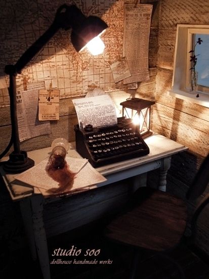 Miniature Writer's room with a map on the wall.  Might be possible if we borrow a couple of metres from the garage. Archaeologist Aesthetic, Dark Academia Room Inspo, Dark Academia Aesthetic Bedroom, Archaeology Aesthetic, Writer Academia, Tableware Inspiration, Typing Machine, Dark Academia Room Ideas, Modern Kitchen Gadgets