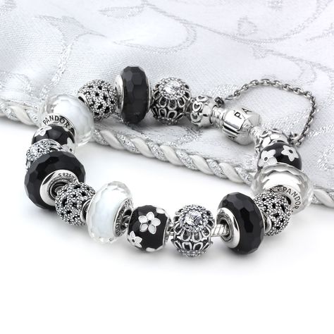 Black Pandora Bracelet, Pandora Bracelet Charms Ideas, Rings Pandora, Pandora Bracelet Designs, Pandora Black, Bracelet Gift Box, Pandora Jewelry Charms, Twitter Link, Jewelry Pandora