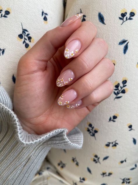 Minimal almond shape nail design with daisy flowers Short Almond Nails With Flowers, Almond Shaped Nails With Flowers, Daisy Nail Design, America Nails, Almond Acrylic, Bunny Nails, Daisy Nails, Cute Nail Ideas, Almond Acrylic Nails