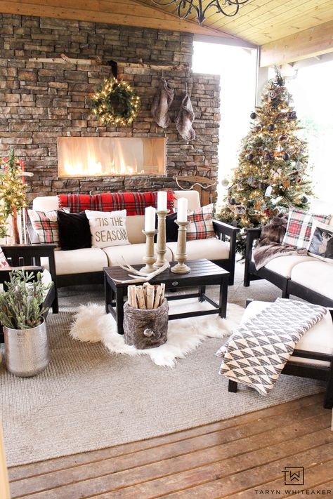 Learn how to get this cabin chic christmas look in your own home using a mixture of woodland christmas decor, tartan print and modern black accents! Tartan Christmas Decorations, Cabin Christmas Decor, Log Cabin Christmas, Woodland Christmas Decor, Chic Christmas Decor, Cabin Chic, Neutral Christmas Decor, Cabin Christmas, Christmas Living Rooms