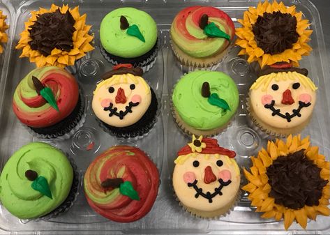 Scarecrow Desserts, Unique Cupcake Decorating Ideas, Fall Cupcake Ideas Decoration, September Cupcakes, Fall Theme Cupcakes, Green Cupcakes Ideas, Scarecrow Cupcakes, Fall Cupcake Ideas, Fall Themed Cupcakes