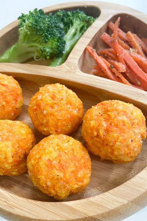 Cheesy Carrot Bites - Feeding Tiny Bellies Carrot Bites Healthy Snacks, Cheesy Carrot Bites, Blw Recipes Dinner, Cresent Roll Toddler Recipes, 15 Month Meal Ideas, Toddler Lunches Ideas, Lunch 12 Month Old, Toddler Rice Balls, Baby Dinner Recipes