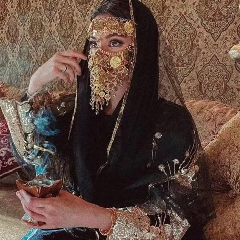 Sal Core, Saudi Arabia Clothing, Arabian Nights Book, Arabian Aesthetic, Arabic Night, Saudi Traditional, Egyptian Mask, Arabian Clothing, جنيه مصري