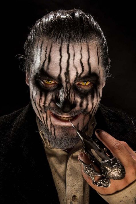 maquillage Halloween homme pour devenir zombie : make up blanc et noir et lentilles fantaisie Halloween Makeup Men Beard, Demonic Makeup, Mens Halloween Makeup, Beard Makeup, Zombie Make Up, Halloween Beard, Demon Makeup, Makeup Zombie, Amazing Costumes