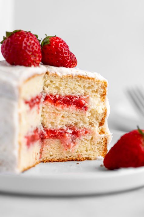 This easy, fruity strawberry cake filling takes less than 20 minutes to make. Use it to fill a multi-layer vanilla, chocolate or strawberry cake topped with strawberry or vanilla frosting. Leftover Strawberries, Strawberry Cake Filling, Macaron Filling, Famous Desserts, Cake Filling Recipes, Cake Filling, Strawberry Filling, Fudge Sauce, Cake Fillings