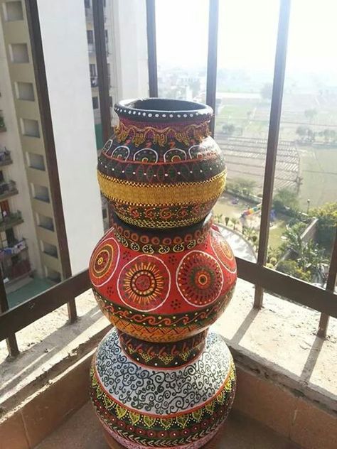 Pot painting Mandala Art On Matki, Flower Pot Handmade, Rajasthani Pot Painting, Pot Painting Indian, Matki Painting Ideas Creative, Indian Pot Painting, Mud Pot Painting Ideas Indian, Matka Decoration Pots Painting, Earthen Pot Painting Ideas