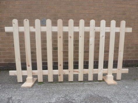 build a free standing outdoor dog fence - Google Search Movable Fence, Free Standing Fence, Portable Fence, Rustic Fence, Natural Fence, Pallet Fence, Diy Fence, Front Yard Fence, Bamboo Fence