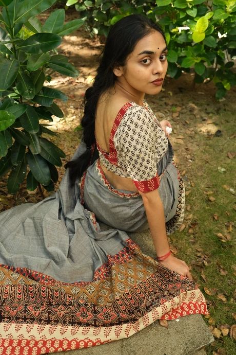 Dandiya Dress, Pattu Saree Blouse Designs, Cotton Saree Designs, Bollywood Hairstyles, Modern Saree, Indian Look, Fancy Blouse, Saree Photoshoot, Backless Blouse