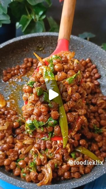 FoodieKlix 🧿 on Instagram: "Kala Chana Chaat / Chakhna Aap bhi try kijiye, chaat, chakhna ya sabji ki tarah khayieah  Save and try this later🥰 ✳️❇️➖Follow➖❇️✳️  @foodieklix ☑️Use #foodieklix to get featured  Ingredients:-  3-4 Tbsp Oil ½ Inch Dal Chini 1 Big Onion 1 Tsp Ginger Garlic paste 1.5 Cup Boiled Chana 1 Tsp Jeera powder ½ Tsp Chat Masala ½ Tsp Black pepper powder Salt 1 Tsp Red Chilli powder 1 Tsp Coriander powder ½ Tsp Turmeric 3-4 Green Chillies 1 Glass water Fresh Coriander Lemon Juice  #easyrecipeideas #easyrecipes #quickrecipes #recipevideo #recipecreator #viralreels #viralvideo #trending #trendingvideo #trendingrecipes #explorepage #kalachana #kalachanachaat #chanachaat #chakhna #cookingvideos #kalachanasabji #uniquefood #homemade #foodbloggers #mumbaifoodbloggers" Black Chana Recipe Indian, Kala Chana Chaat, Chana Recipe Indian Foods, Black Chana Recipe, Kala Chana Recipe, Chana Chat, Chana Chaat Recipe, Chana Masala Recipe, Chana Recipe