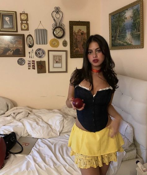 Halloween Costumes For Brunettes, Snow White Halloween Costume, Belle Halloween, Halloween Costumes Brunette, Basic Halloween Costumes, White Halloween Costumes, Halloween Coustumes, Hot Halloween Outfits, Pretty Halloween Costumes