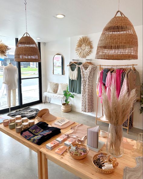 Concept Store Clothing, Bohemian Store Boutiques, Boutique Seating Area, Boho Botique Interiors Ideas, Modern Boho Boutique, Minimalist Boutique Interiors, Concept Store Ideas Boutiques Small, Boutique Astetic, Beach Boutique Interior