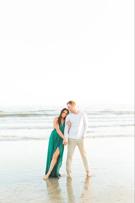 Beach Side Photoshoot Ideas, Poses Vacation, Couples Beach Photography, Beach Photo Session, Couple Running, Engagement Photo Ideas, Pre Wedding Poses, Couple Pose, Beach Side