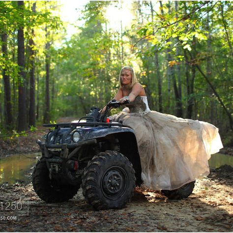 Trash the dress mudding :))) Flannel Wedding, Divorce Celebration, Stars Wedding, Weddings Idea, Four Wheeling, Dress Photography, 4 Wheelers, Trash The Dress, Future Wedding Plans